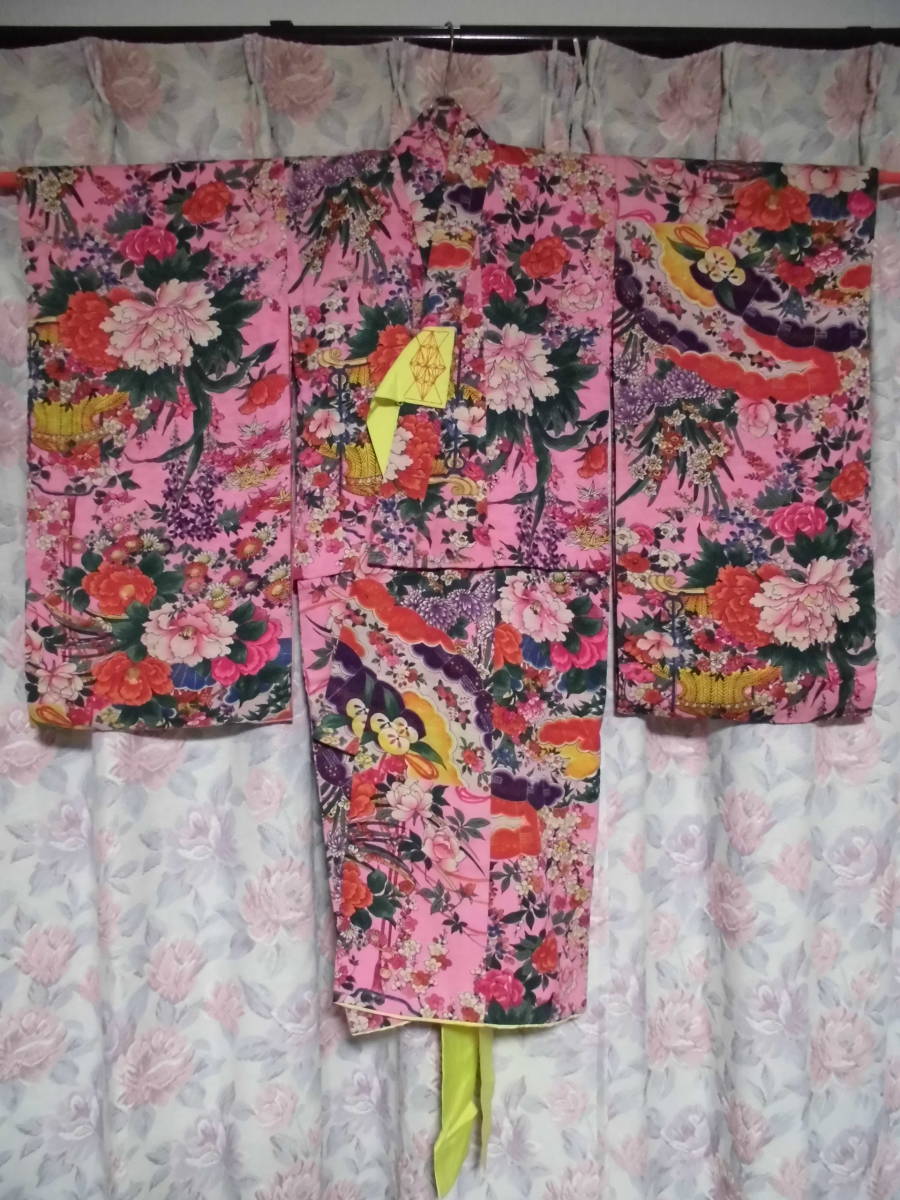 正絹／アンティーク　ピンク色に檜扇と季節の花満載柄の綸子地の一つ身の振袖