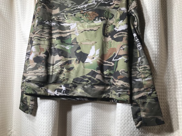 Under Armor woman camouflage high‐necked sweatshirt cold gear US. MD(JP size L corresponding )