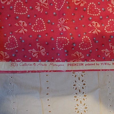 YUWA 松山敦子さんデザイン 綿100％ リボンとハートにフラワー ピンク系 生地巾約110cm×約50cm 