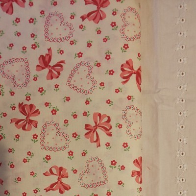YUWA 松山敦子さんデザイン 綿100％リボンとハートにフラワー きなり系 生地巾約110cm×約50cm