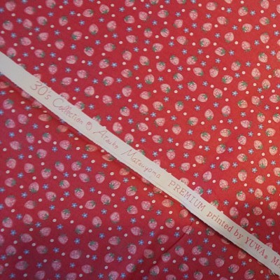 YUWA 松山敦子さんデザイン 綿100％ いちご柄 レッド系 生地巾約110cm×約50cm