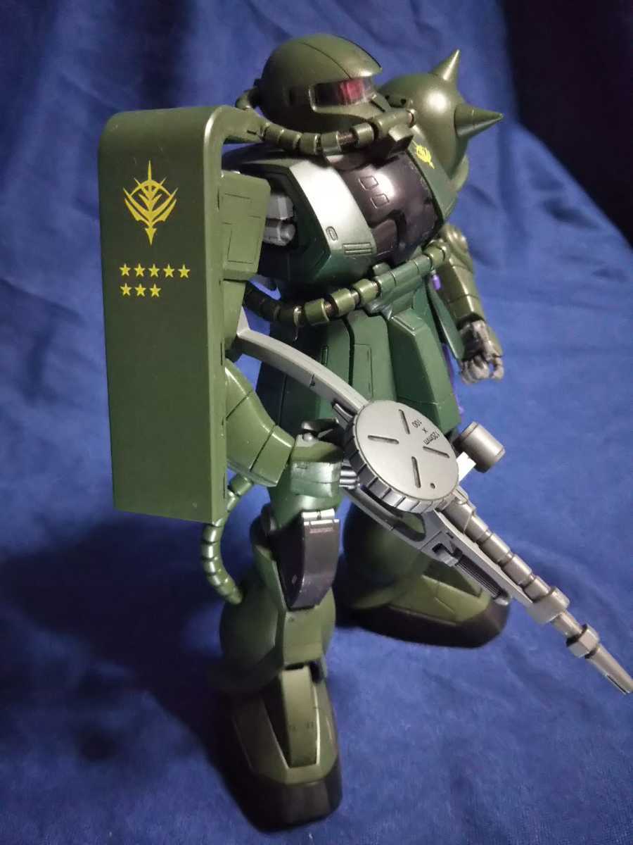 1/100 MG 量産型 ザク II 機動戦士 ガンダム 塗装済 完成品 ver.1.0 ジャンク 合わせ目処理あまい箇所有り マスターグレード 台③_画像2