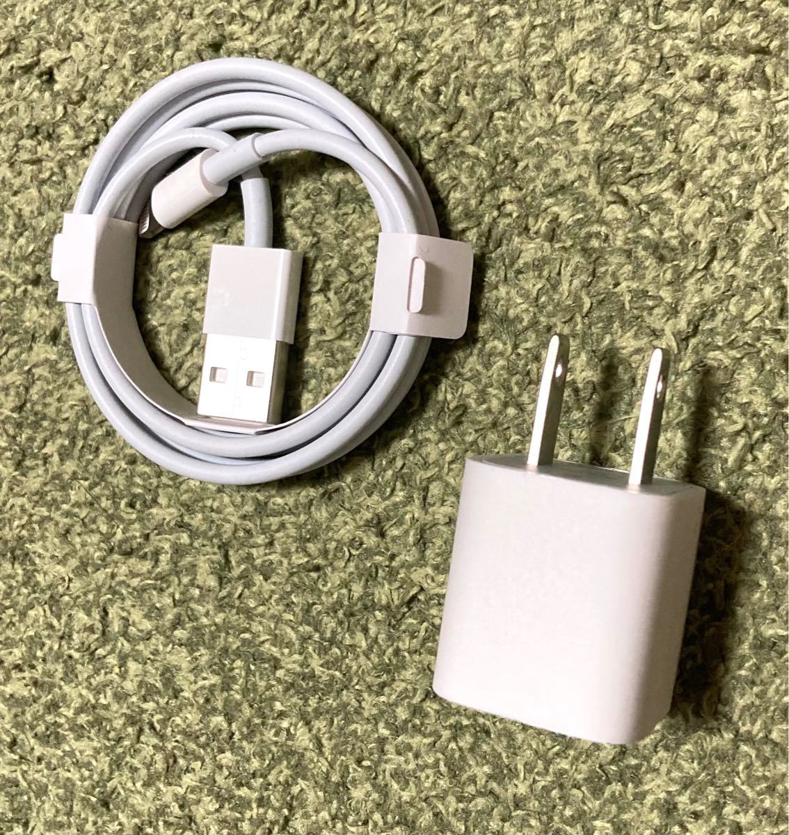 iPhoneSE2純正の充電器です 未使用です 箱は発送致しません iPhoneSE2純正の充電器です 未使用です 箱は発送致しません