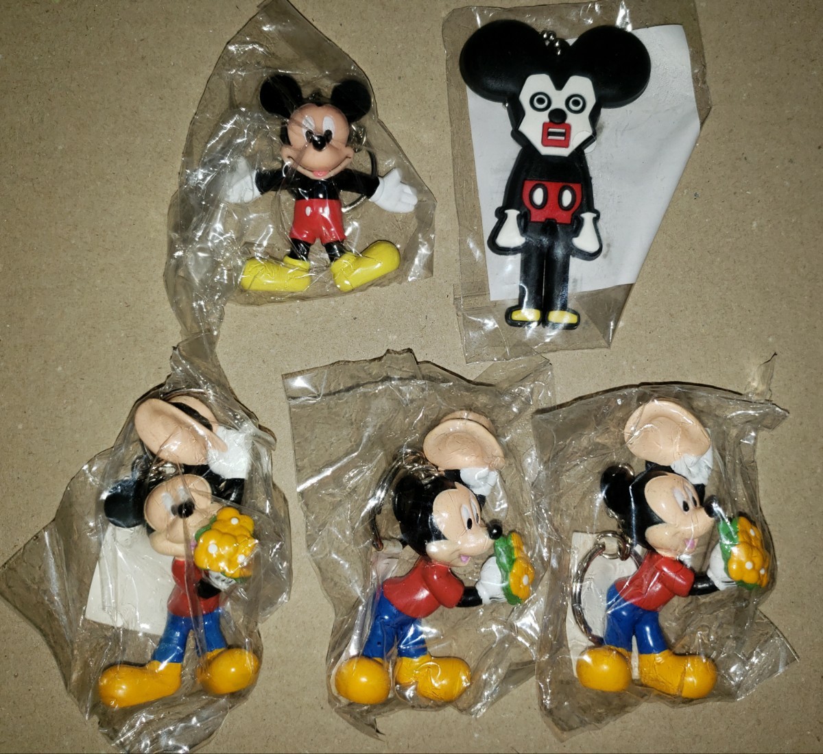 DISNEY【ディズニー】ミッキーマウス フィギュア 缶バッチ 人形 キーホルダー 大量32個 まとめ ビンテージ 未使用