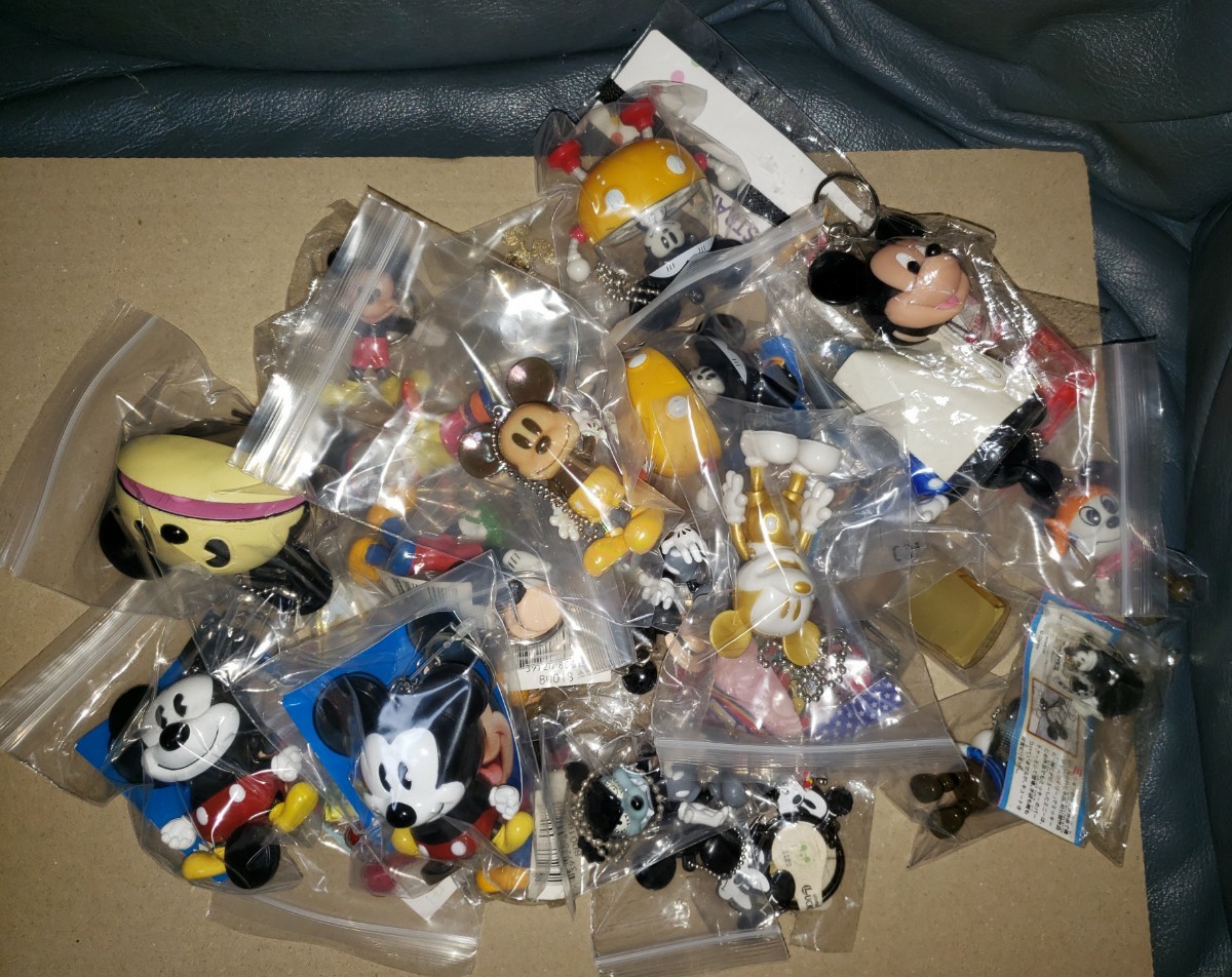 DISNEY【ディズニー】ミッキーマウス フィギュア 缶バッチ 人形 キーホルダー 大量32個 まとめ ビンテージ 未使用
