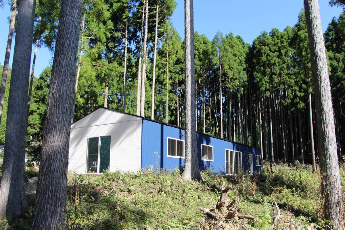 三角屋根プレハブ 三角屋根と断熱材で夏は涼しく冬は暖かい プレハブ