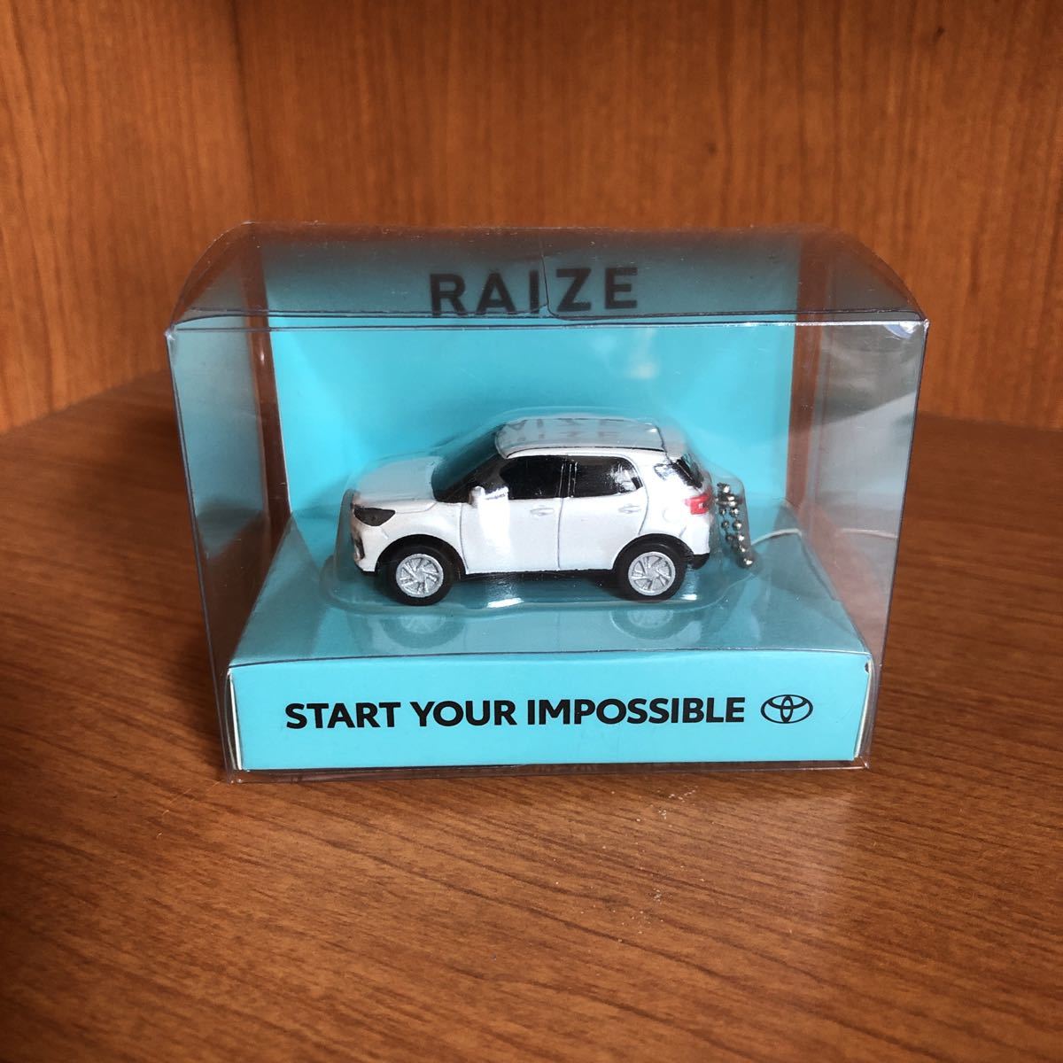 トヨタ 新型 ライズ RAIZE プルバック ミニカー LEDライト キーホルダー カラーサンプル シャイニング ホワイト パール