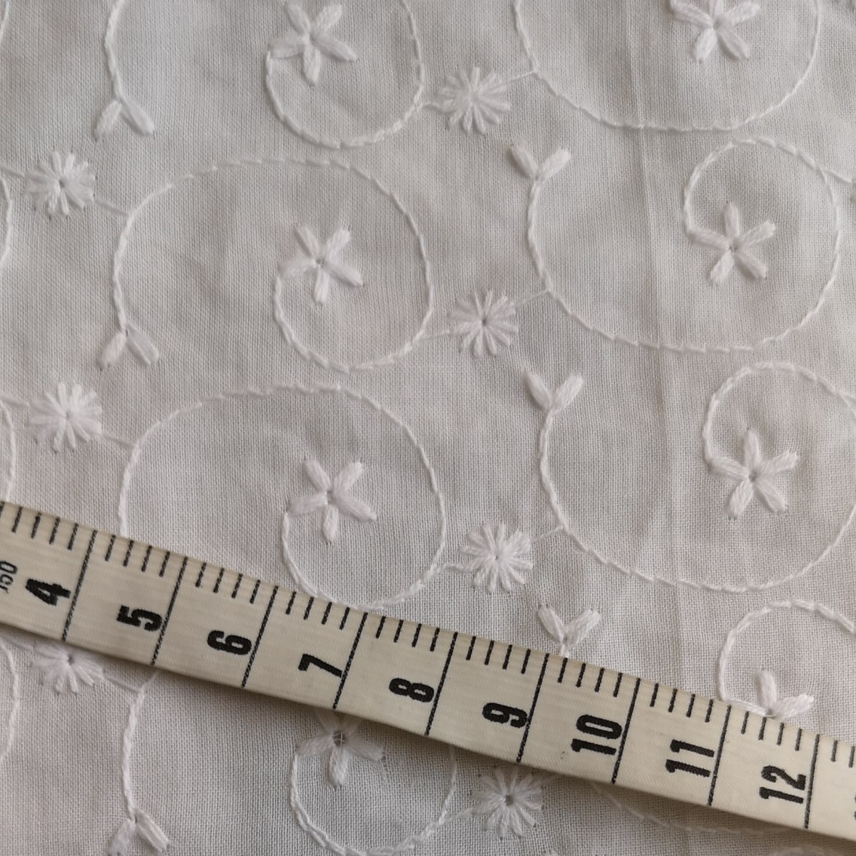 sale②エンブロイダリーコットンレース ホワイト日本製 生地  約145cm×  約50㎝ 刺繍部分 約136×50cm   