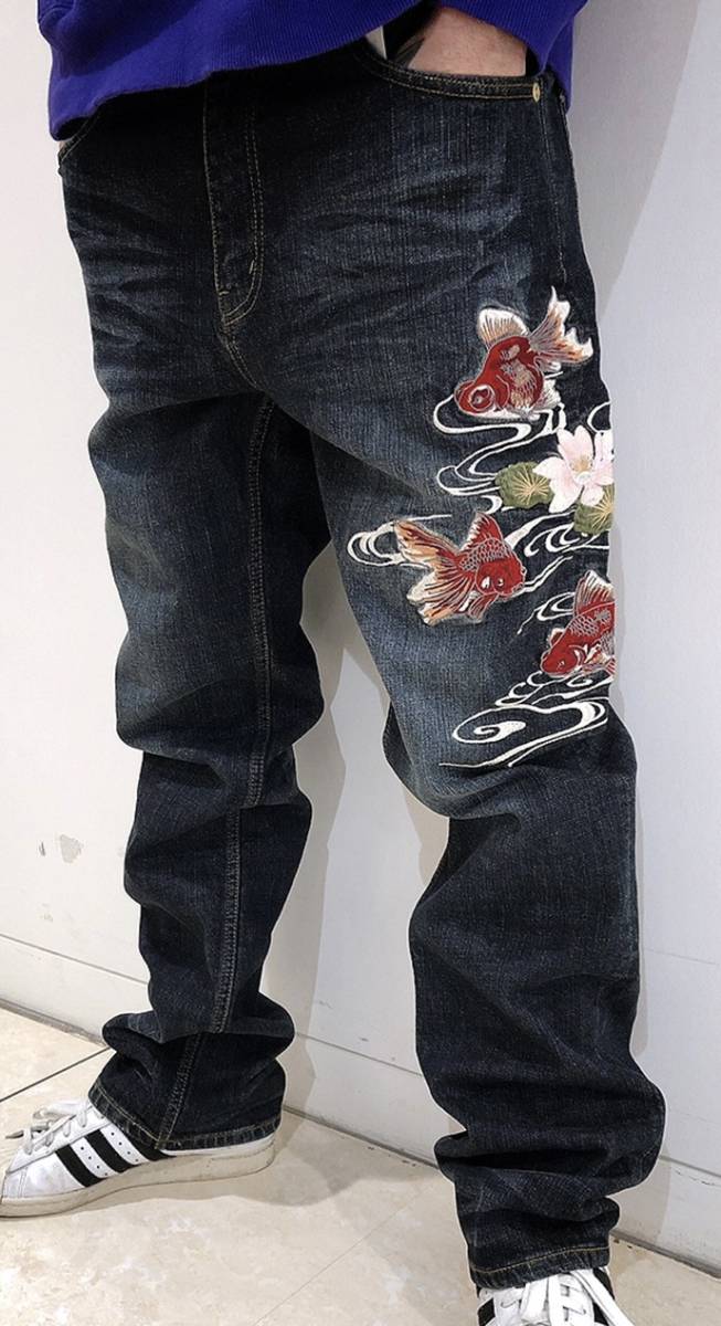 注目ブランドのギフト SALE　絡繰魂　からくりたましい　蓮　金魚　刺繍　デニム　パンツ　36　和柄　ジーンズ　カラクリ W36～
