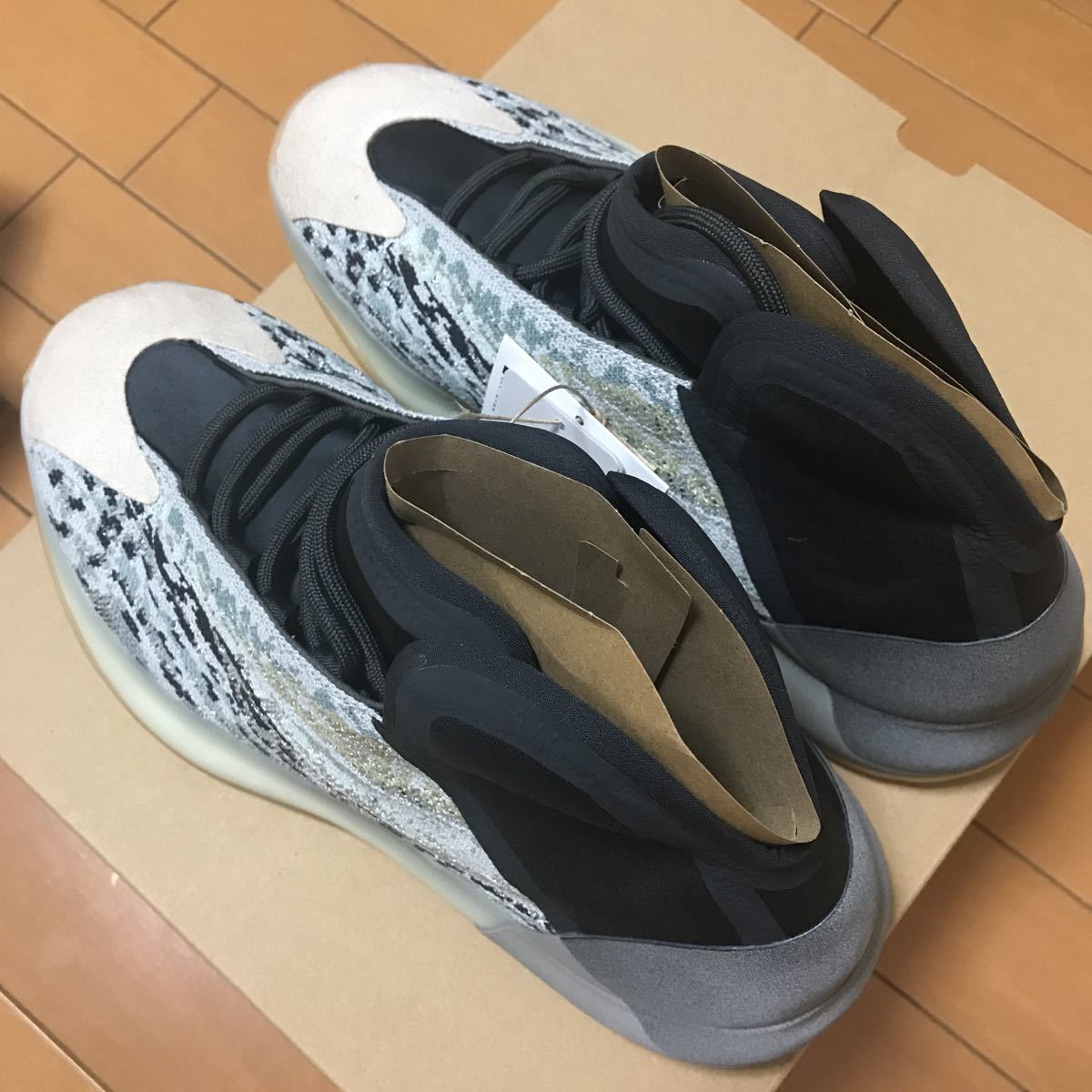 限定品、国内正規品 新品未使用 adidas ★ YZY QNTM ★サイズ27.5cm_画像4