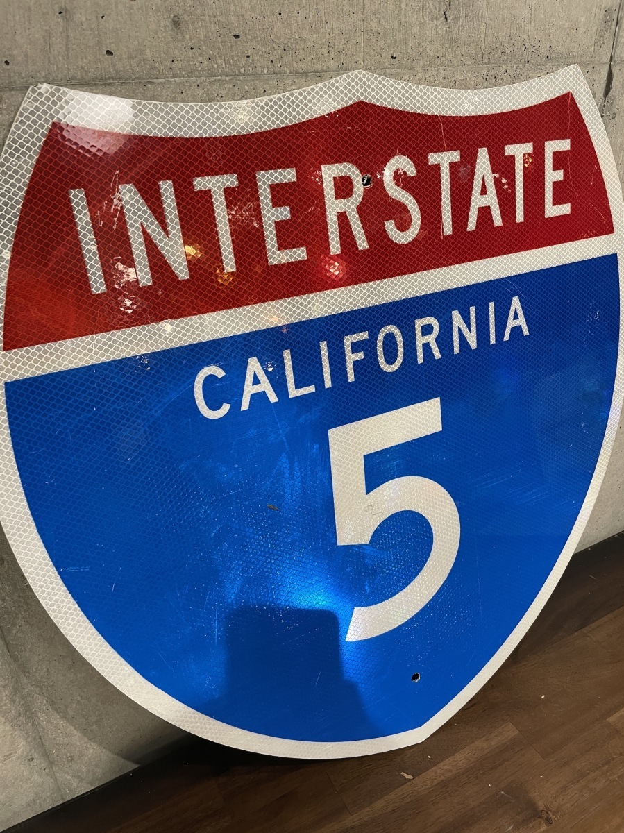 California Interstate 5 FWY メタルサイン アメリカ雑貨 インテリア ディスプレイ コレクション 壁掛け ロードサイン_画像2