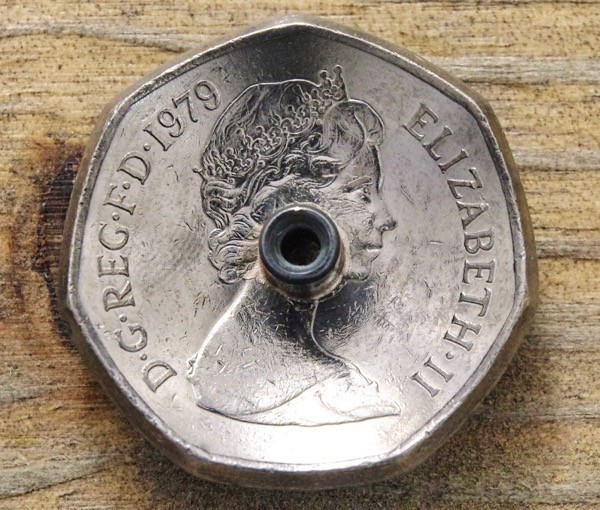 ◆コンチョ ネジ式　イギリス　50ペンス　7角　ブリタニア　29mm ネジ ボタン コイン パーツ_画像2