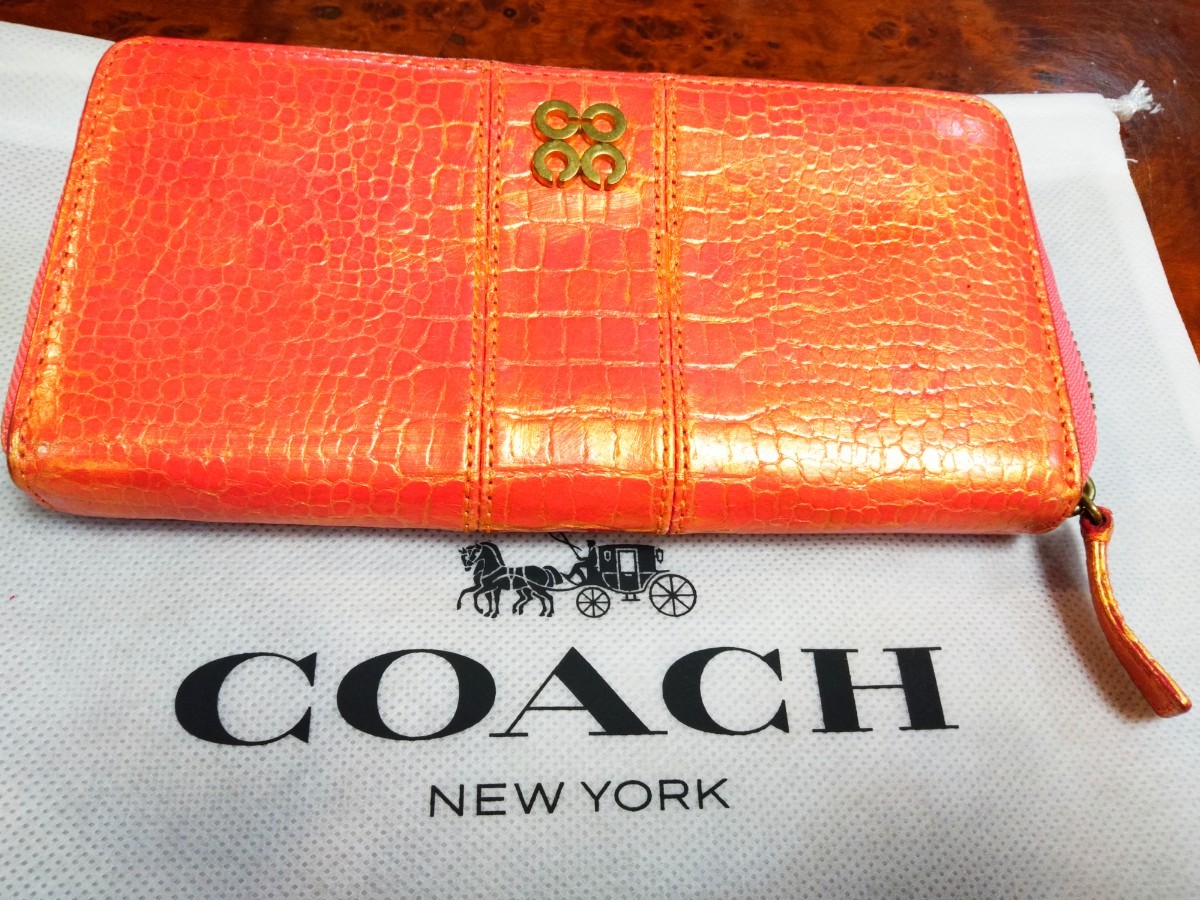 美品　豪華で素敵なコーチ COACH 財布 レディース 二つ折り財布 大変手触りの良いしなやかな革 サーモンピンク金彩 