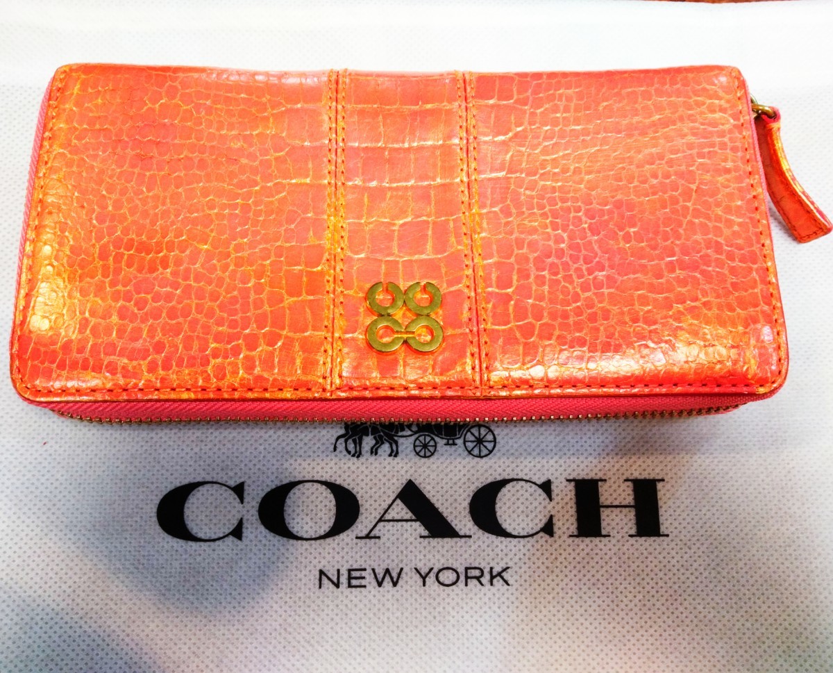 美品　豪華で素敵なコーチ COACH 財布 レディース 二つ折り財布 大変手触りの良いしなやかな革 サーモンピンク金彩 