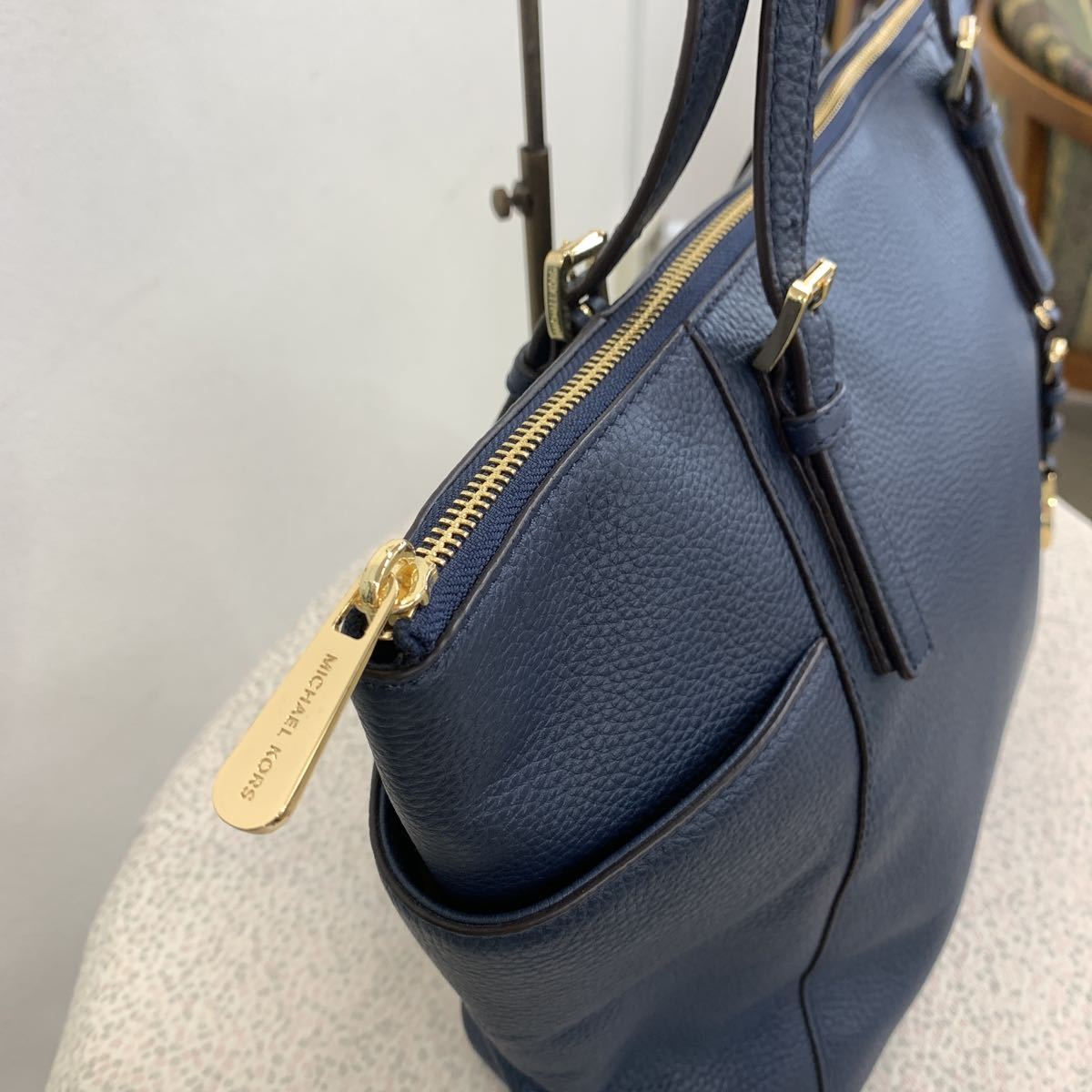  Michael Kors [MICHAEL KORS] on goods settled navy * fine quality cow leather material * shoulder tote bag * beautiful goods 