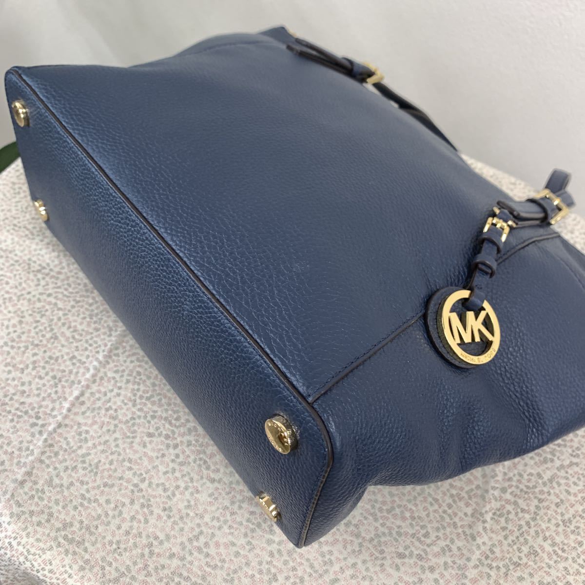  Michael Kors [MICHAEL KORS] on goods settled navy * fine quality cow leather material * shoulder tote bag * beautiful goods 