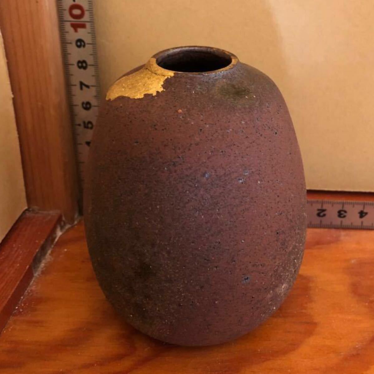 小さな花瓶　九谷焼　ネットで調べたら北村隆 作 灰釉金彩 花瓶　と思われます。 