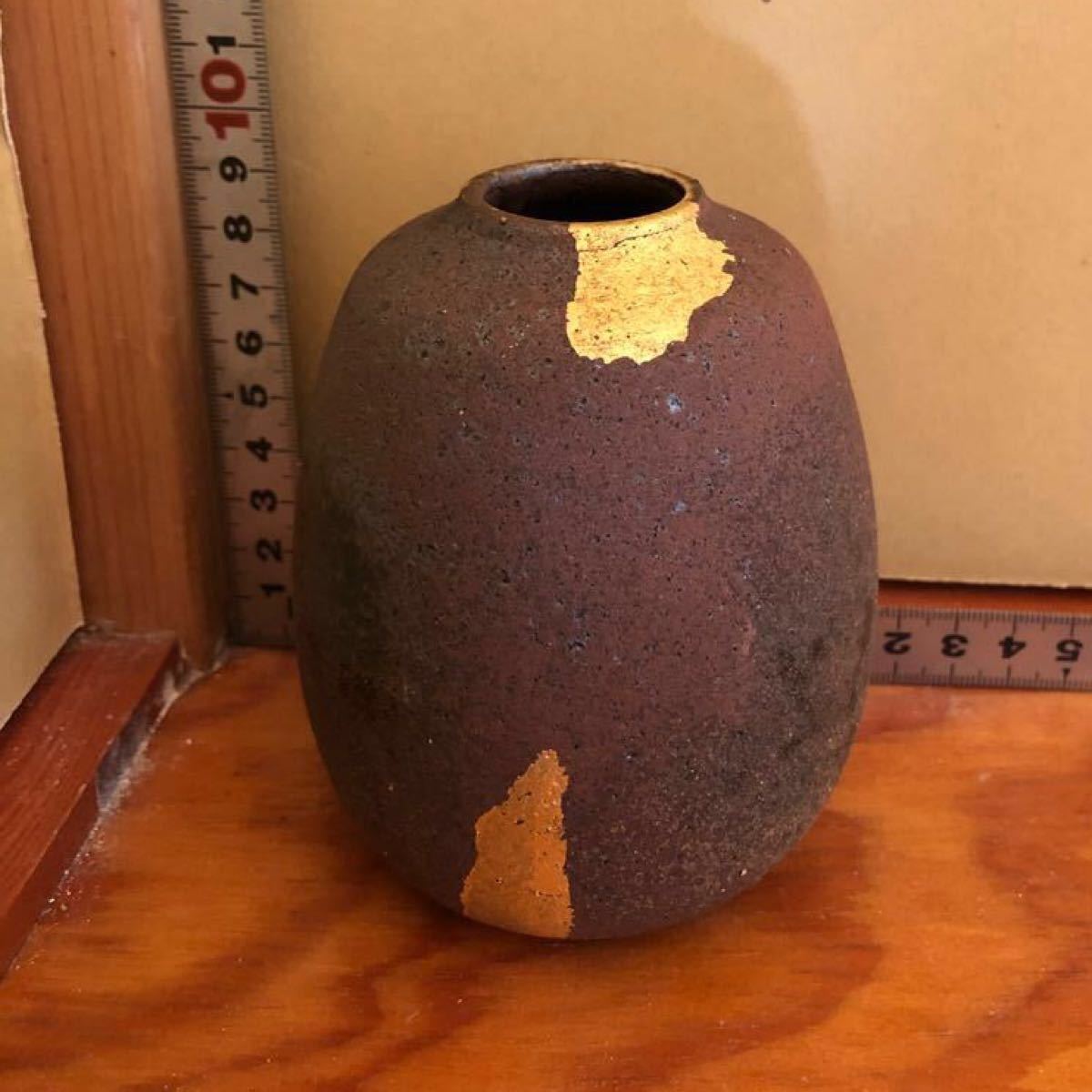 小さな花瓶　九谷焼　ネットで調べたら北村隆 作 灰釉金彩 花瓶　と思われます。 
