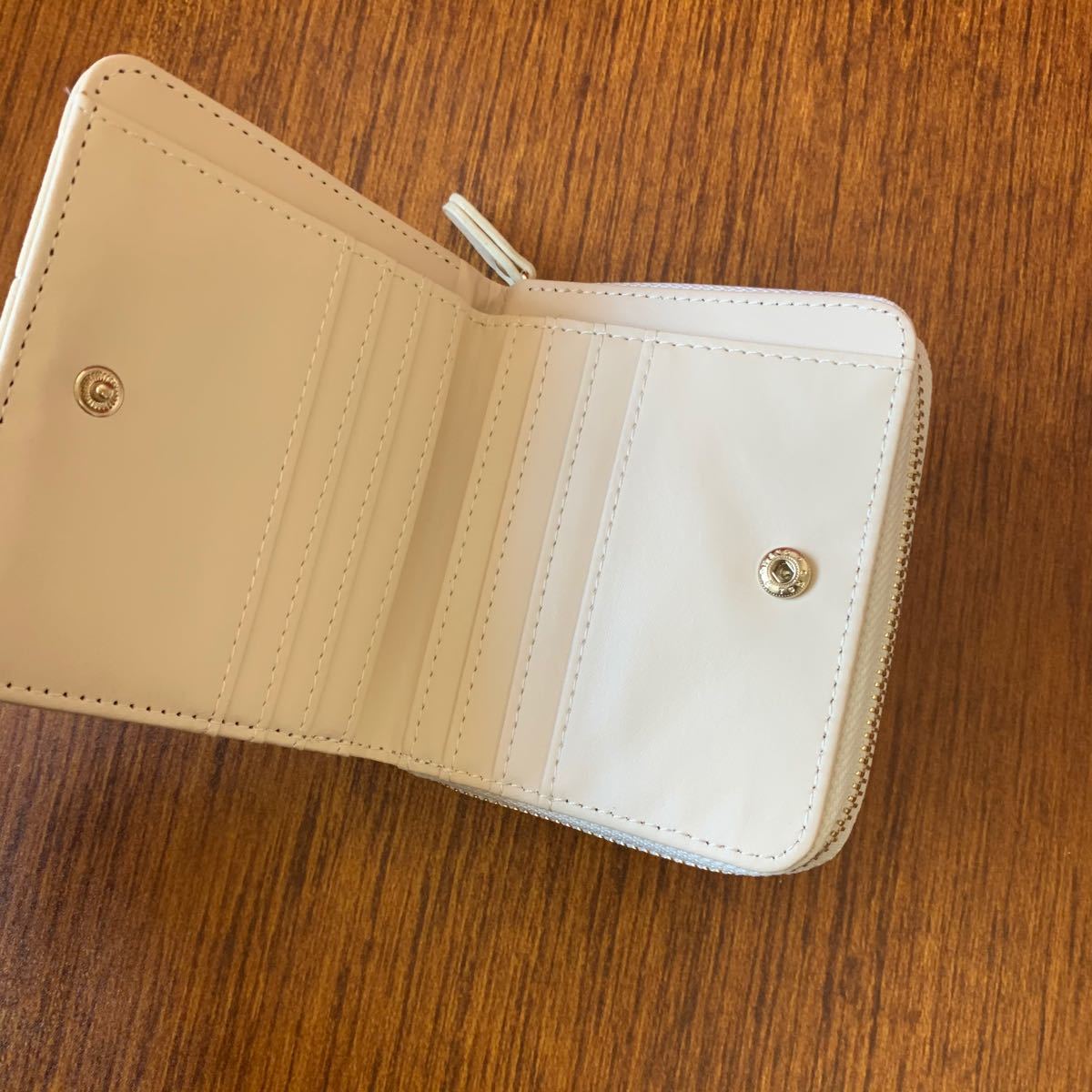 Paypayフリマ 二つ折り財布 ステッチ柄 コンパクト財布 レディース 白 折畳み 小銭入れ 新作 Paypayフリマ 二つ折り財布 ステッチ柄 コンパクト財布 レディース 白 折畳み 小銭入れ 新作