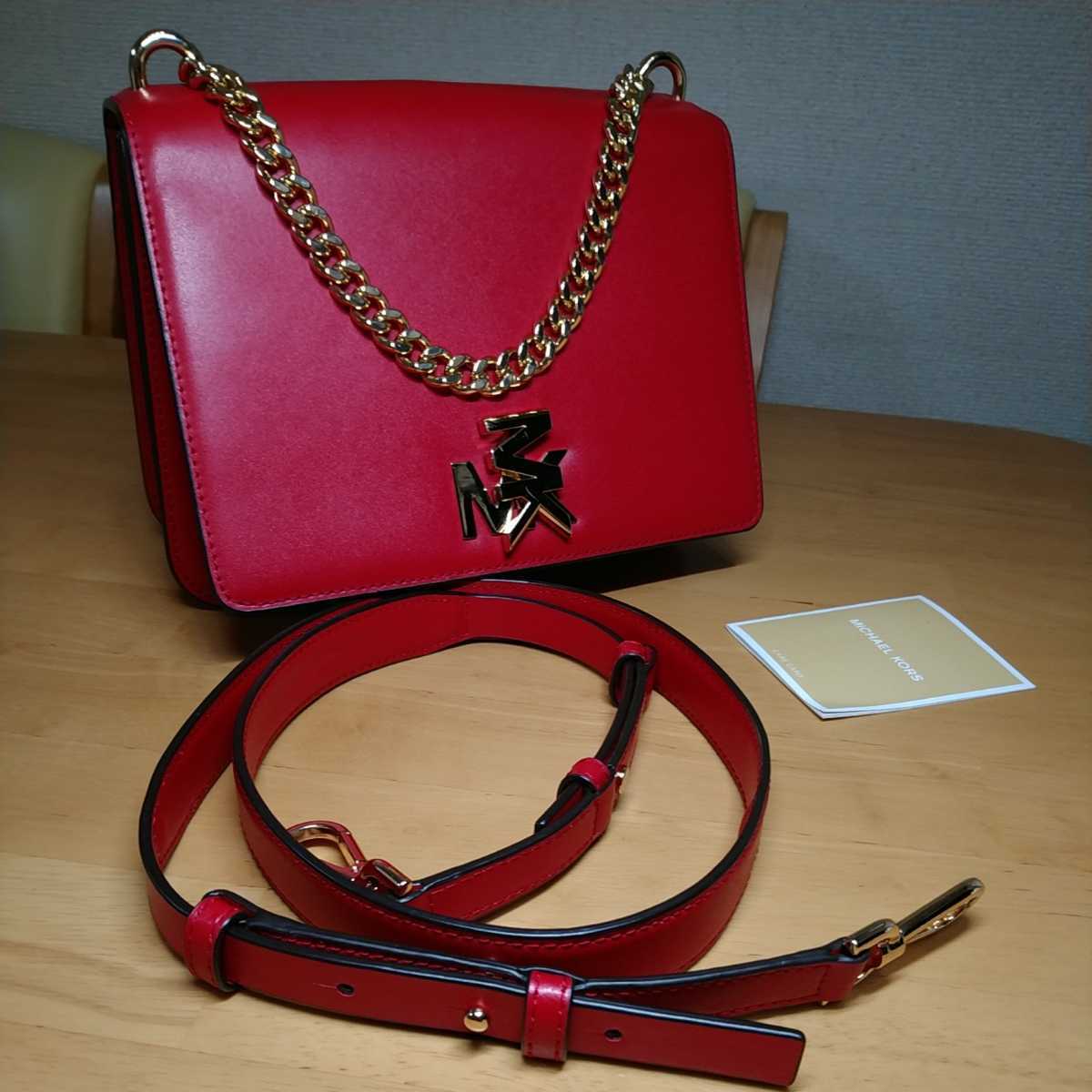 中古 MICHAEL KORS マイケルコース バッグ 2wayバッグ ショルダーバッグ チェーン ハンドバッグ 赤 送料無料_MKのロゴを回して開けるタイプ