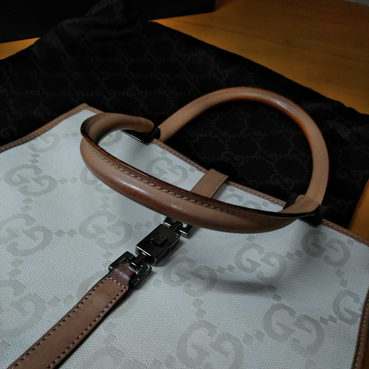 *値下げ中 中古 GUCCI グッチ ハンドバッグ 白/ブラウン トートバッグ GG柄キャンバス 箱、保存袋付き Gucci bag 送料無料_取っ手部分と金具辺りレザーのシミ