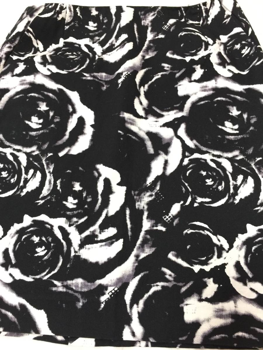 アドーア ADORE タイト スカート サイズ36 38 40 M 白黒 ブラック ホワイト レディース 花柄 ボトムス 薔薇プリント バラ ローズ スリット_画像3