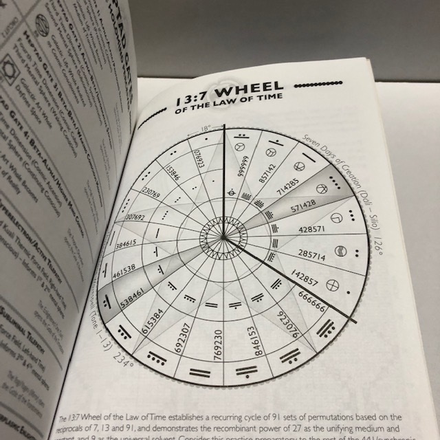 値下げ交渉可 希少本 洋書 13の月の暦 マヤンカレンダー【 Star Traveler's 13 Moon Almanac of Synchronicity 】 - 人生論、メンタルヘルス 値下げ交渉可 希少本 洋書 13の月の暦 マヤンカレンダー【 Star Traveler's 13 Moon Almanac of Synchronicity 】 - 人生論、メンタルヘルス