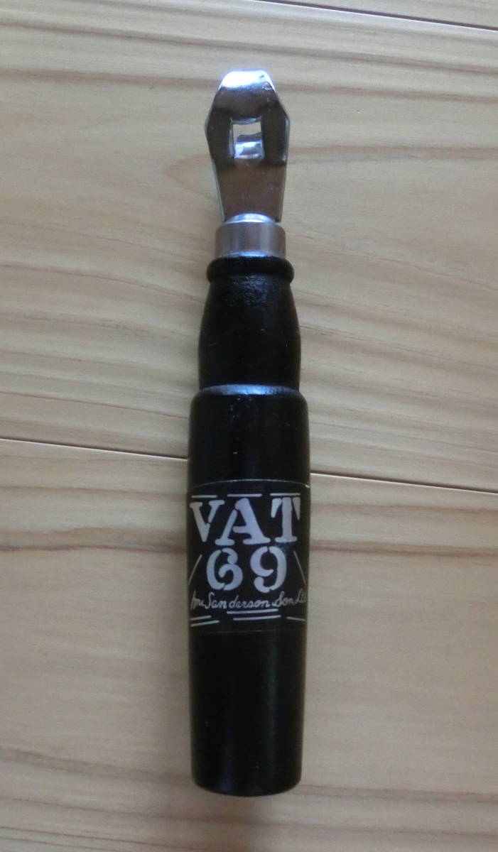 缶切り　ボトル型　木製　VAT69_画像1