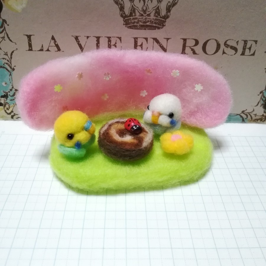 Paypayフリマ 羊毛フェルト インコちゃんのお花見 ミニチュアセット Paypayフリマ 羊毛フェルト インコちゃんのお花見 ミニチュアセット