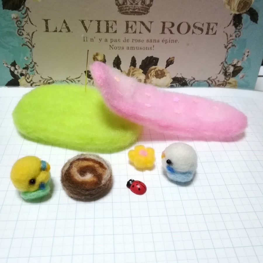 Paypayフリマ 羊毛フェルト インコちゃんのお花見 ミニチュアセット Paypayフリマ 羊毛フェルト インコちゃんのお花見 ミニチュアセット