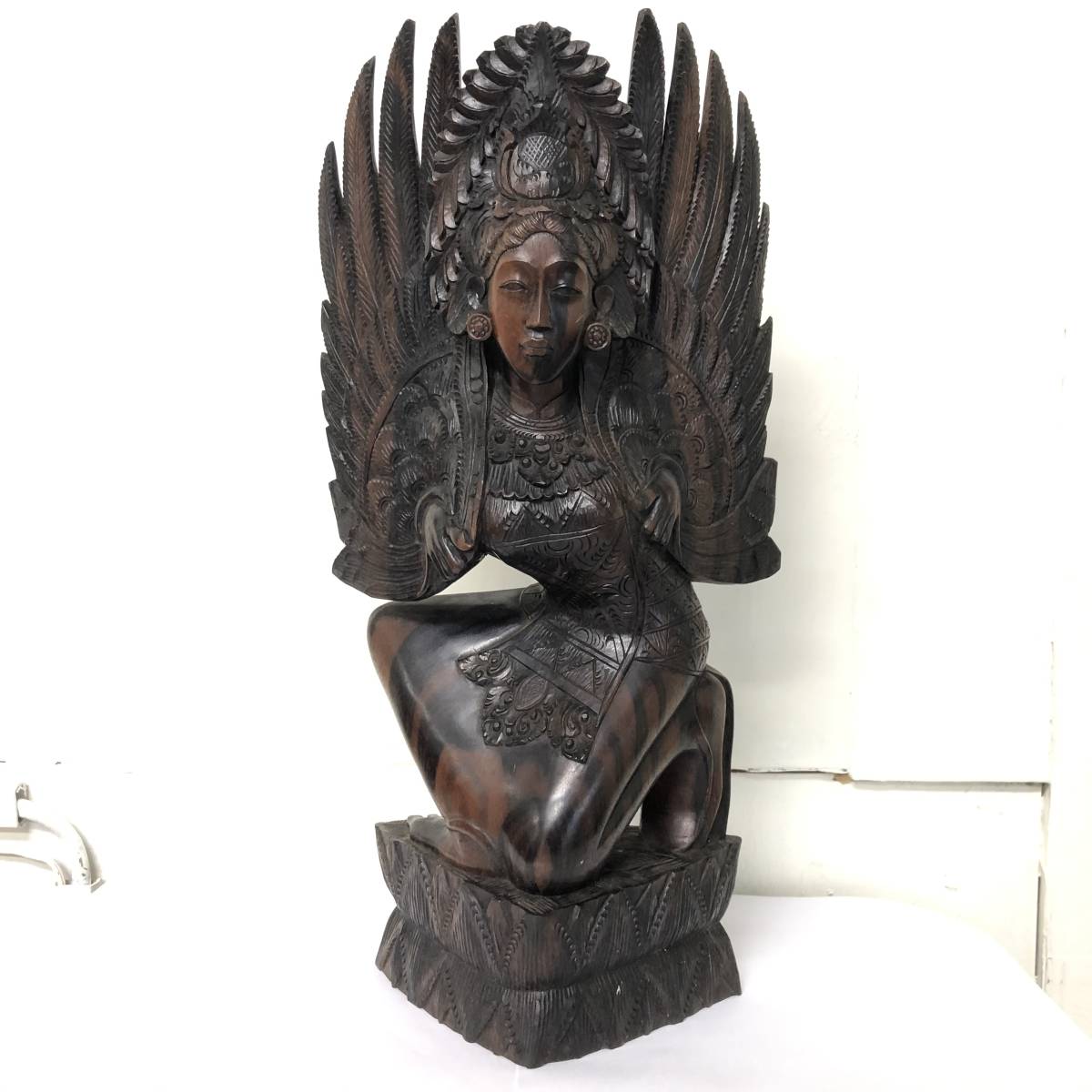 ヤフオク! - 《アンティーク》 置物 「木彫りの女性像・羽飾り 高さ34
