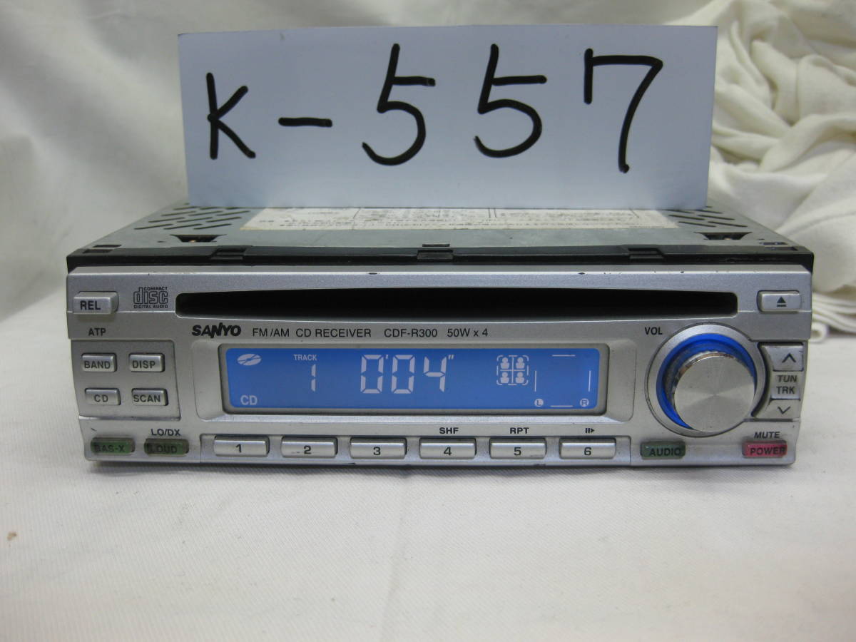 K-557　SANYO　サンヨー　CDF-R300　1Dサイズ　CDデッキ　故障品_画像1