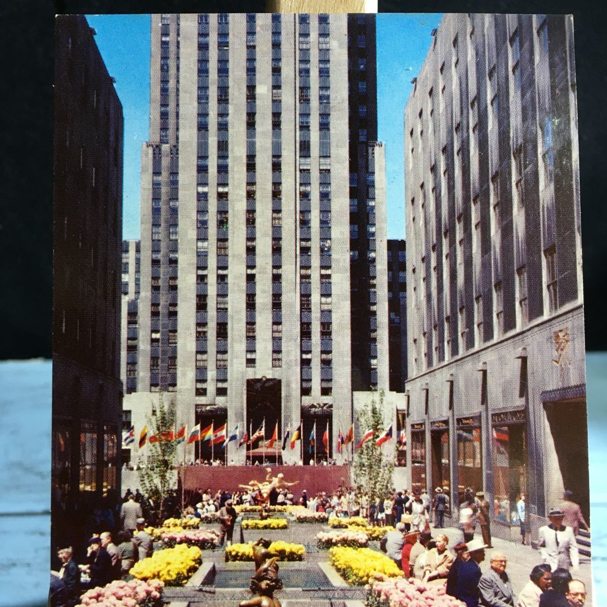 絵はがき 古い 絵葉書 古ハガキ ポストカード ロックフェラーセンターフラワープラザ ニューヨーク市の5番街から見た背景のRCAビル(1603)_画像3
