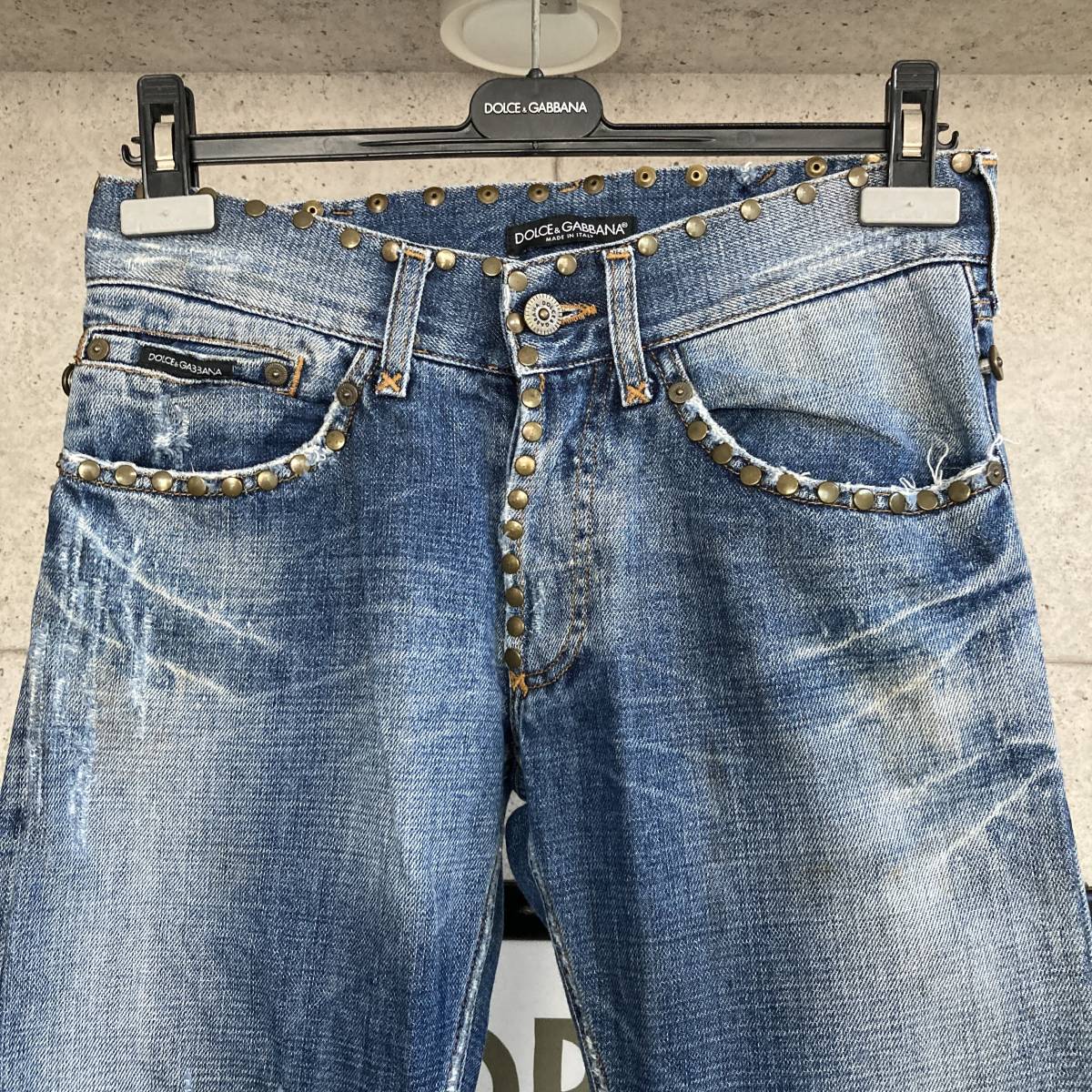 【即決】 !!希少モデル!!美品!!ドルチェ&ガッバーナ ドルガバ ゴールドスタッズプレート サイズ44 ジーンズ デニム 国内正規