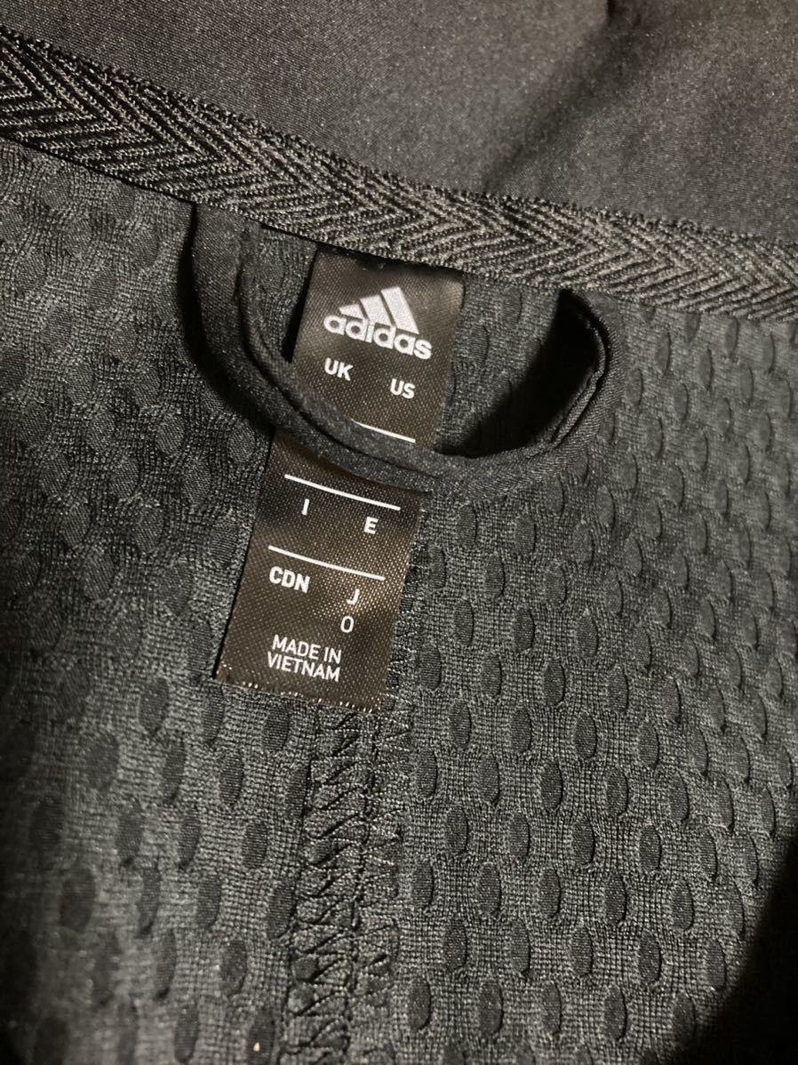 新品adidas胸チャック、黒、ロゴシルバーコート　サイズＯ_画像5