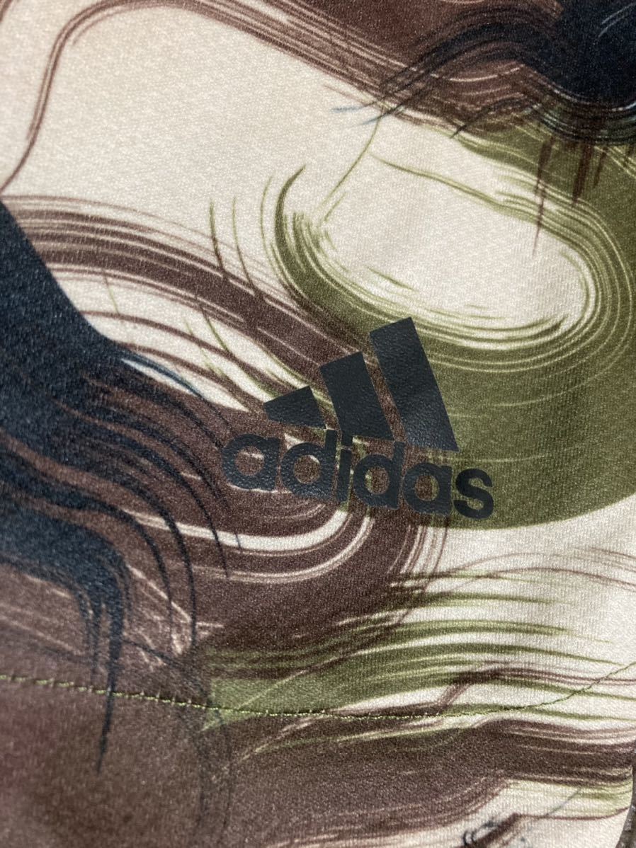 美品adidas柄入り、ロゴ、ウエスト黒ストレッチハーフパンツ　サイズＭ_画像2