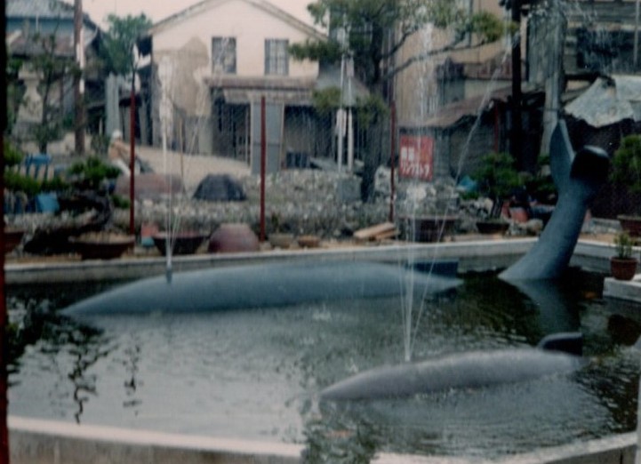 「巨大クジラ・モニュメント」子供くじら（小）長さ3ｍ　鯨　くじら　モニュメント　ディスプレイに　飾りにいかがですか・・ _おらんくの池にゃ潮吹くさかなが泳ぎよる♪