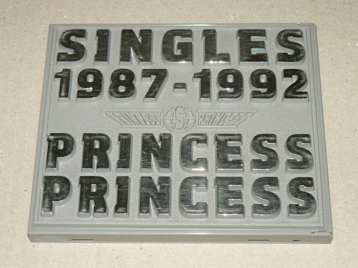 CD(ベスト盤)／「プリンセス・プリンセス　SINGLES 1987-1992」”M”、”ダイアモンド”収録　’92年盤／帯なし、歌詞カード付き、美盤_帯なし。ケースに擦れ。文字部分に擦れ多め
