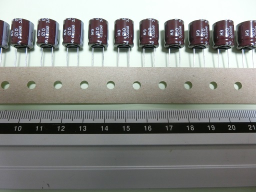 低インピーダンス小型アルミ電解コンデンサ KZHシリーズ EKZH160ETD681M （10個）（日ケミ） (出品番号200-10）の画像1