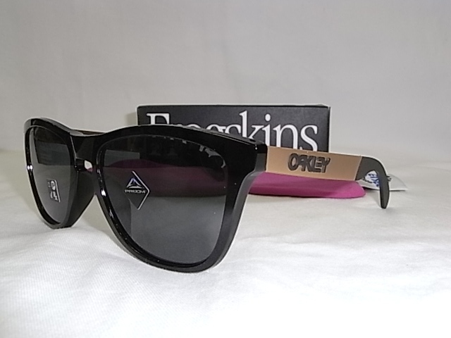 絶版限定品!!期間限定送料込み特価!!Japan正規新品 OAKLEY FROGSKINS Polished Black / Prizm Grey / プリズムレンズ_画像1