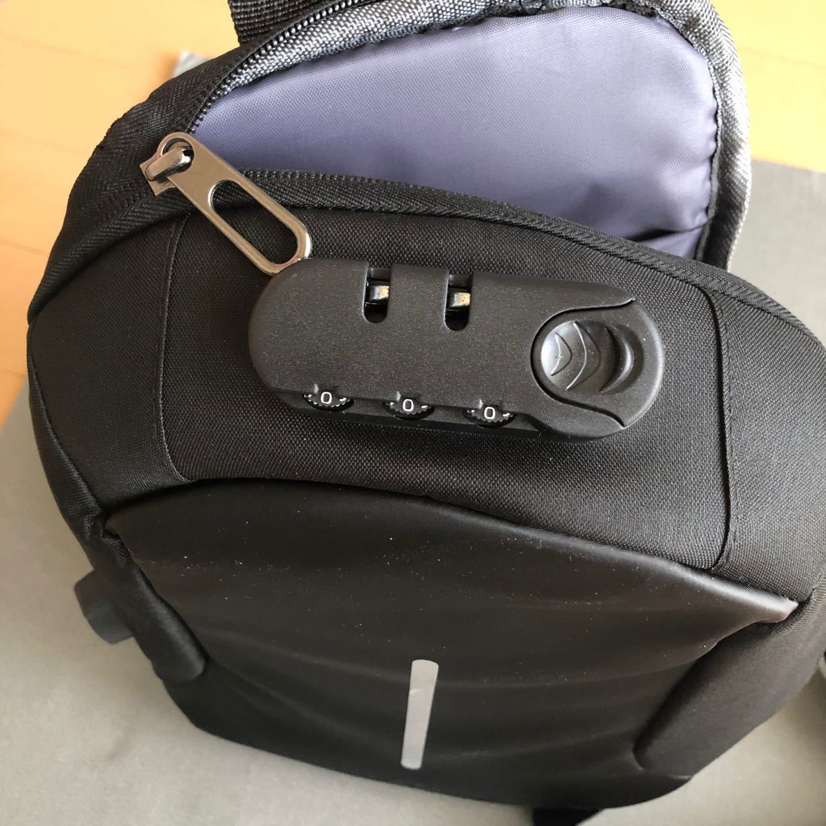ボディバッグ　 バックパック　リュック　ワンショルダー　斜めがけ　ユニセックス　USBポート付き　軽量　黒　ブラック　鞄