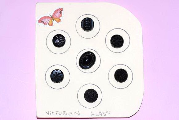 アンティーク　黒いガラスのボタン７個（Ｐ２７５）