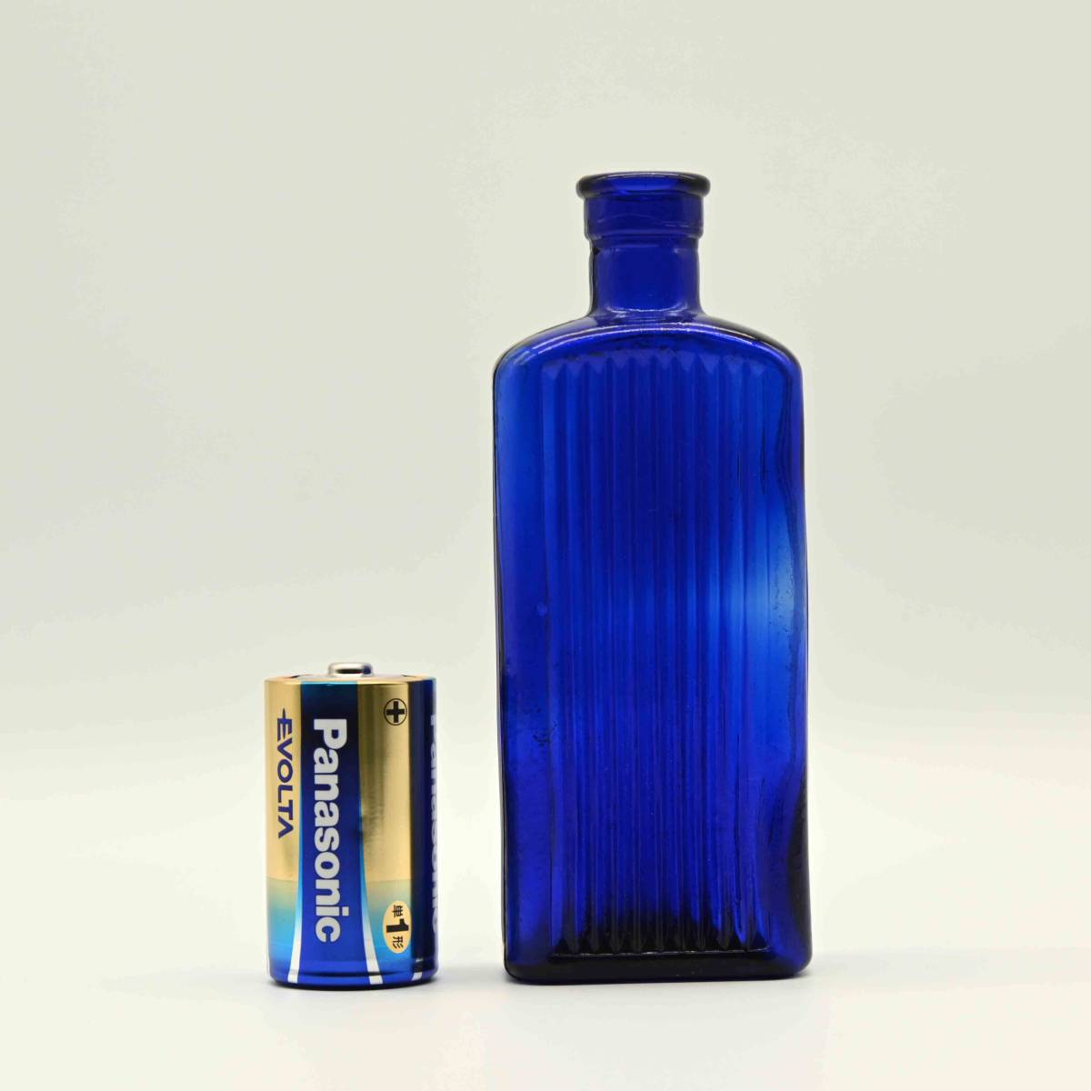 2565　薬瓶　メディスンボトル　濃いブルー　ボトルディグ　ヨーロッパ　ヴィンテージ_単一電池は大きさの比較物です
