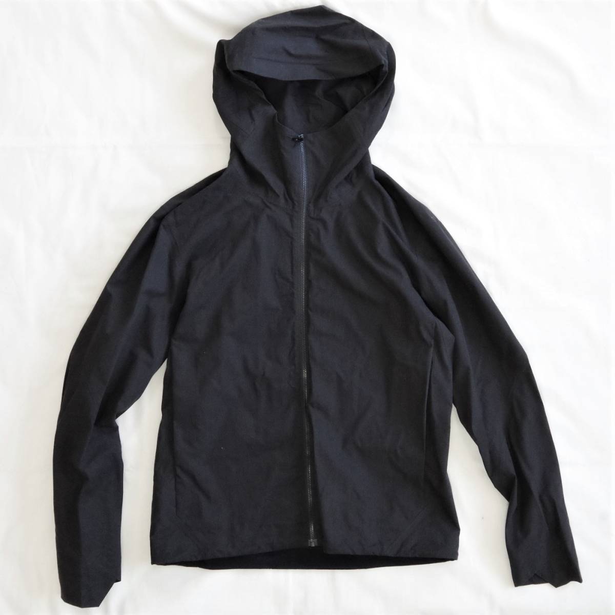 ★完売品 送料込 参66,000円★ARC'TERYX VEILANCE Isogon Jacket S 黒 アークテリクス ヴェイランス イソゴン フーディジャケット アウター_画像1