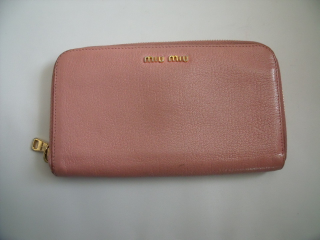 独特な 質店鑑定済み! 美品◆ miumiu ◆ ミュウミュウ ◆ マドラス レザー製 ◆ ラウンドファスナー 長財布◆ ストロベリーピンク系◆送料185円 女性用財布 独特な 質店鑑定済み! 美品◆ miumiu ◆ ミュウミュウ ◆ マドラス レザー製 ◆ ラウンドファスナー 長財布◆ ストロベリーピンク系◆送料185円 女性用財布