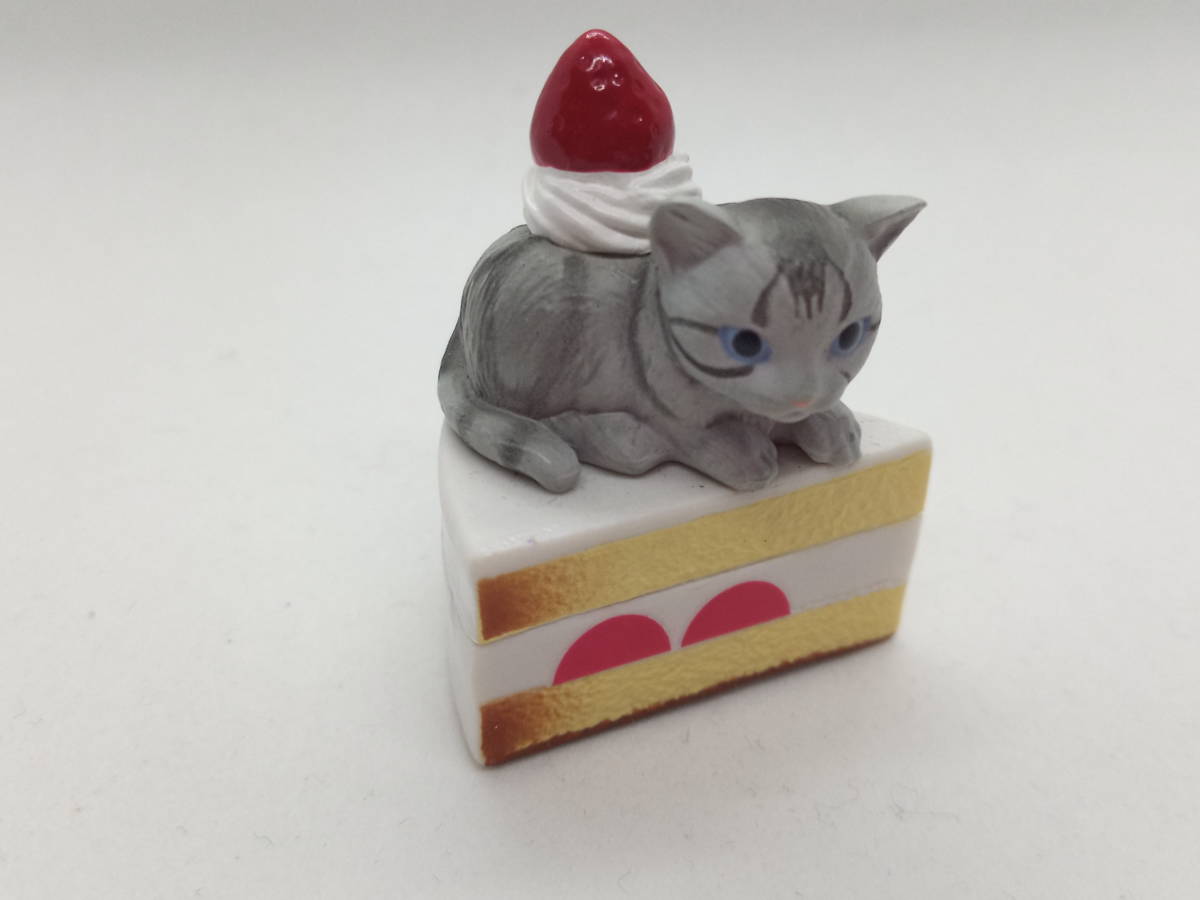 267．猫　ネコ　ねこ　フィギュア　人形　置物　送料込み　送料無料　上部穴あり　ショートケーキ　生クリーム_画像1