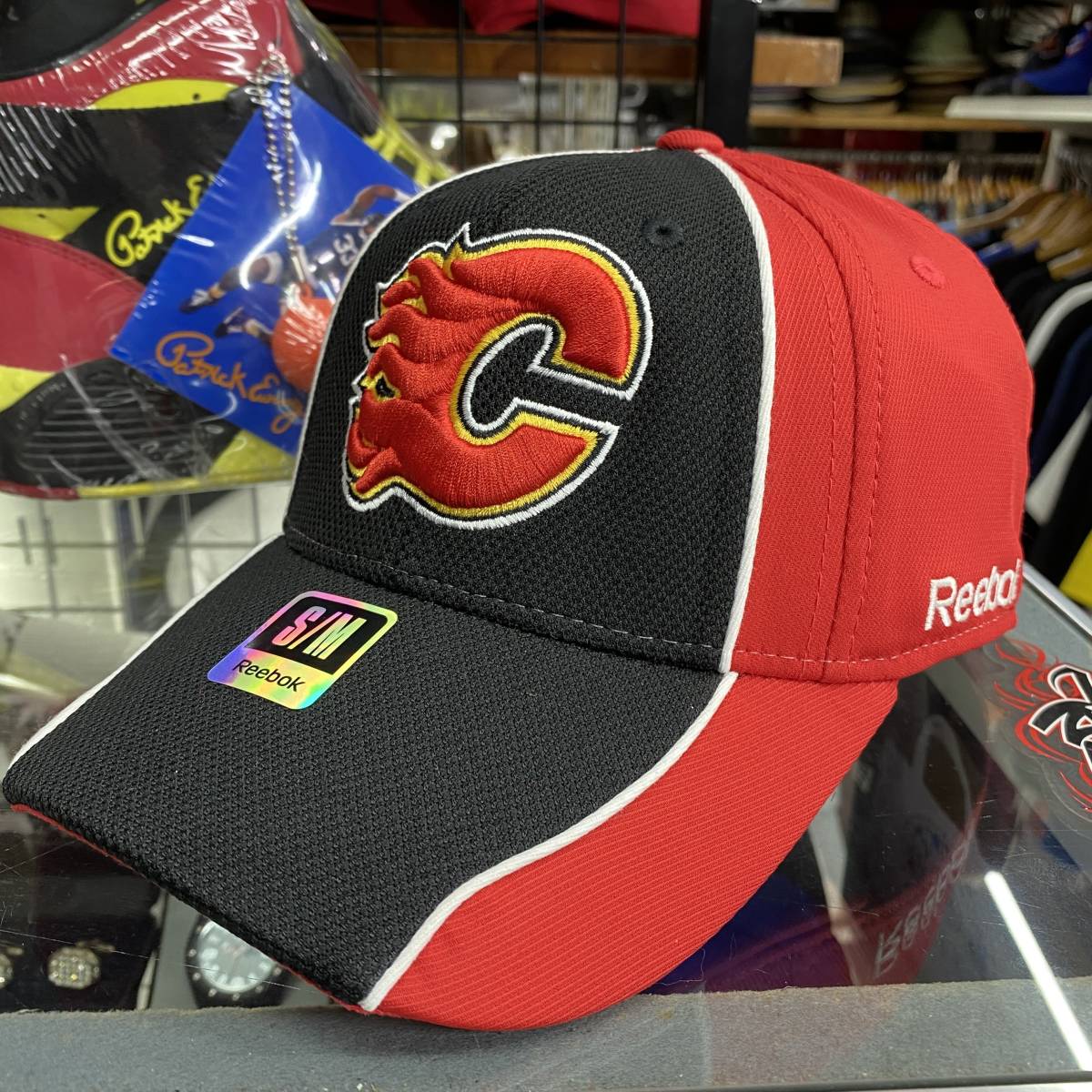 【S/M】 USA正規品 Reebok リーボック Flames カルガリー フレームス NHL フレックスキャップ 伸縮性あり 黒 赤 アイスホッケー 帽子