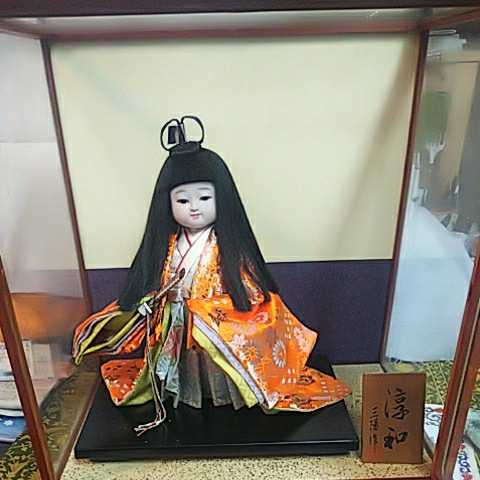 三陽作 市松人形 ガラス木枠 日本人形 着物 扇子 淳和 お人形 三陽作 市松人形 ガラス木枠 日本人形 着物 扇子 淳和 お人形