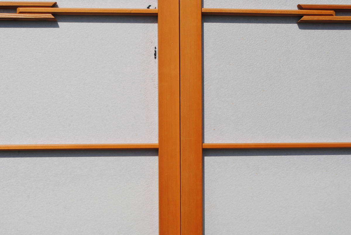 多3　裕福な日本家屋の建具　4枚組　変則挟み十字模様桟　障子風ガラス張り　戸車付　木製引戸　1798x700x32ミリ_画像3