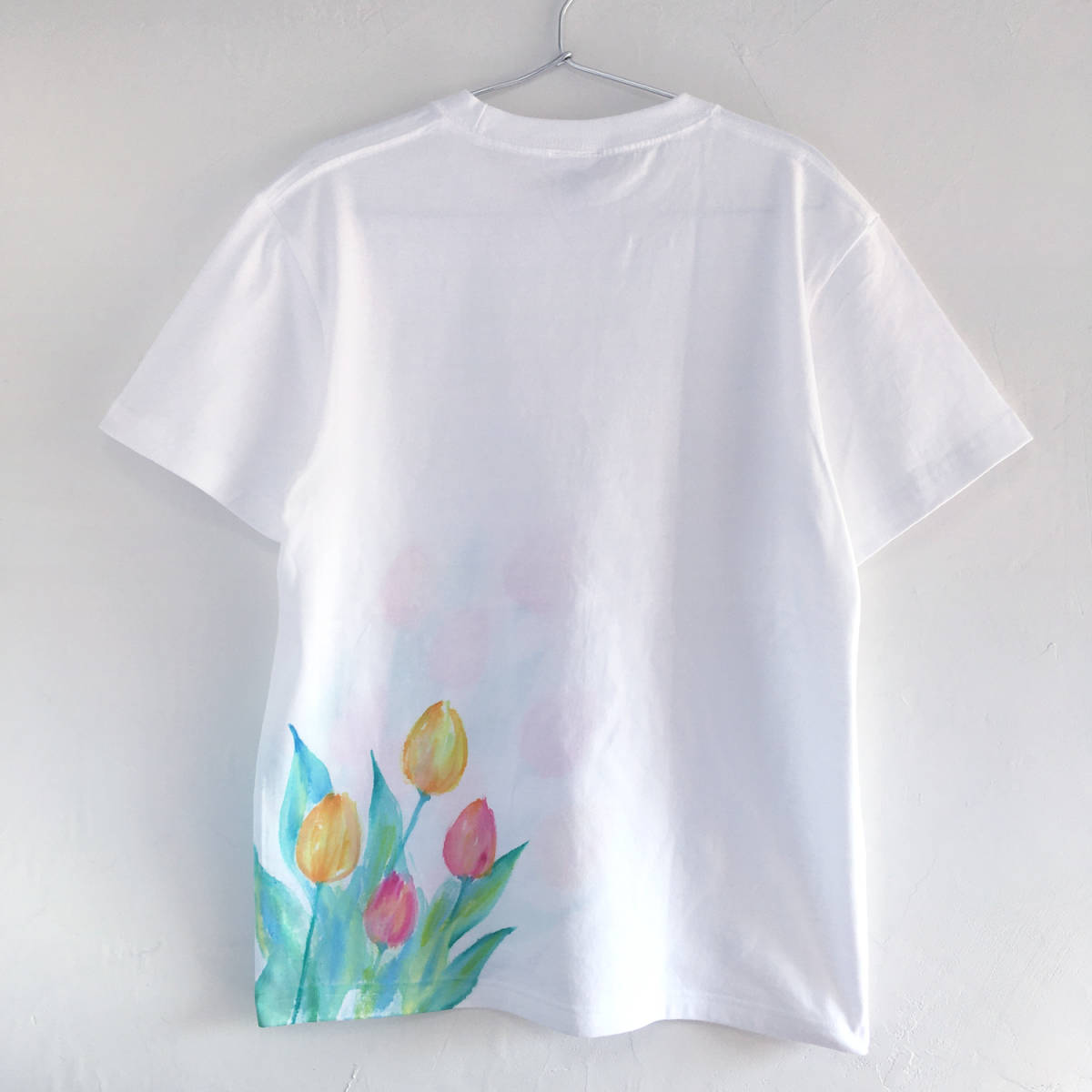 チューリップ柄Tシャツ メンズLサイズ　手描きで描いたチューリップの花柄Tシャツ